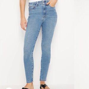 Good American always fits Skinny Jeans: fits sizes 6-12